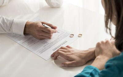 En el testamento que se deja derechos al cónyuge, ¿se deshereda automáticamente al divorciarse?